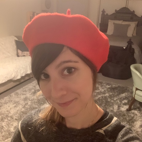 Meet your Posher, Elle! - Picture 1 of 1